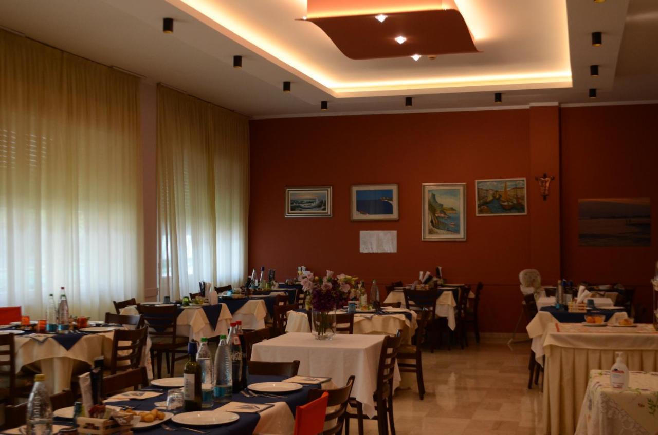 Hotel Boston Чезенатико Екстериор снимка