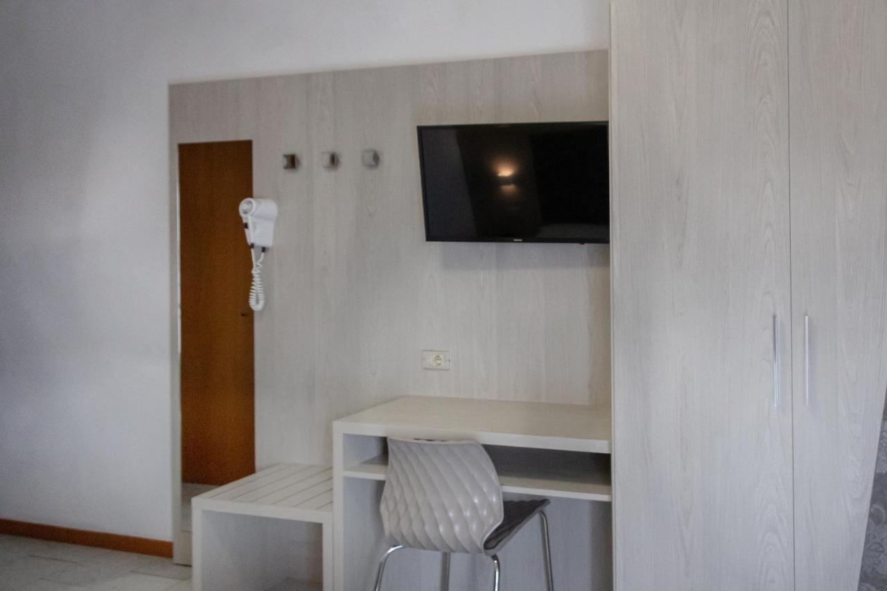 Hotel Boston Чезенатико Екстериор снимка