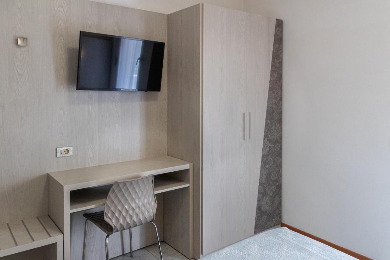 Hotel Boston Чезенатико Екстериор снимка