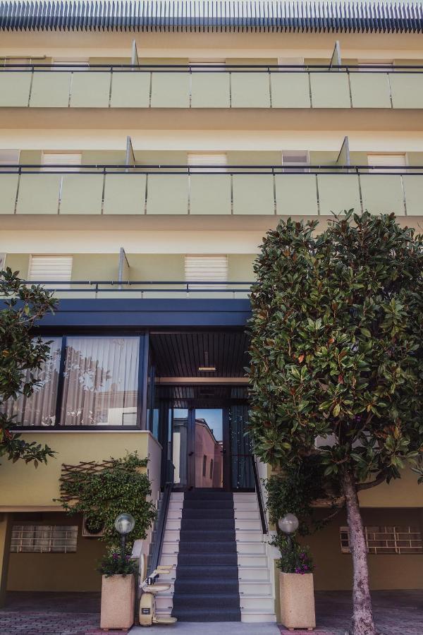 Hotel Boston Чезенатико Екстериор снимка